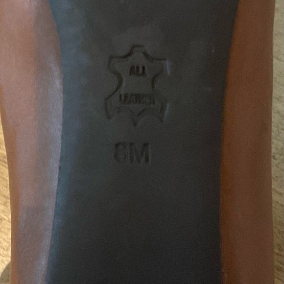 Tory Burch gold tone logo leather pumps Size 8. Saddle color. - Picture 14 of 16